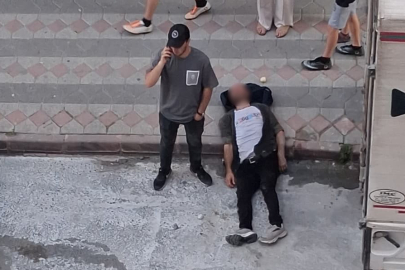 Alkolün etkisindeki şahsın kendisini yaraladığı anlar kamerada