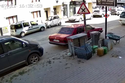 Yük asansörü minibüsün üzerine böyle devrildi