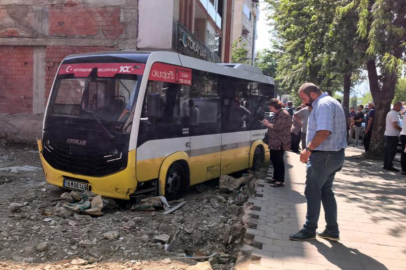 Minibüs, iş yerine çarptıktan sonra boş arsaya uçtu