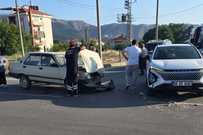 İki Otomobil Çarpıştı: 1 Yaralı