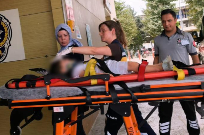 Sürgülü demir kapının altında kalan 3 yaşındaki çocuk ağır yaralandı