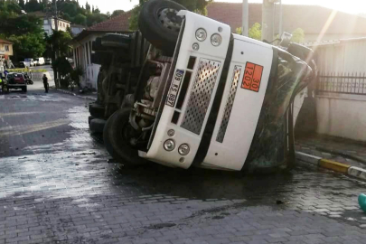 Akaryakıt dolu tanker devrilmesi ilçe merkezinde panik oluşturdu