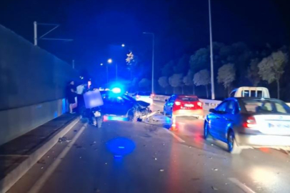 Bursa'da otomobil baz istasyonu ve metro bariyerlerine çarpıp durdu