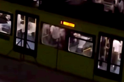Metro istasyonunda tekmeli yumruklu kavga