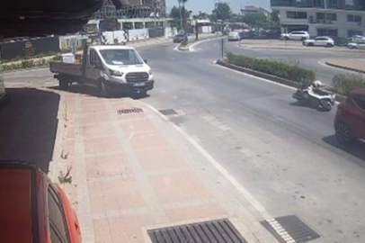 Motosiklet sürücüsünün devrildiği an güvenlik kamerasına yansıdı