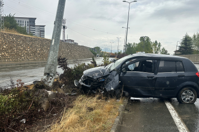 Su birikintisine kapılan araba direğe vurdu, 3 yaralı