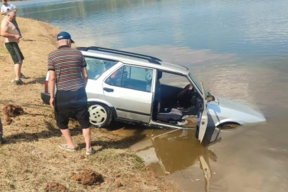 Baraja uçan otomobili 5 metre derinliğe dalıp çıkardı