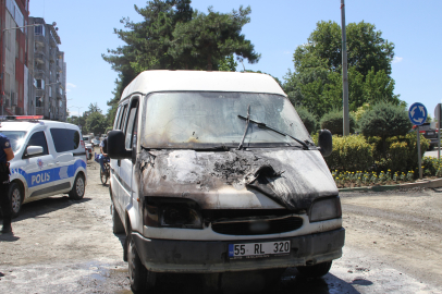 Seyir Halindeki Minibüs Alevlere Teslim Oldu