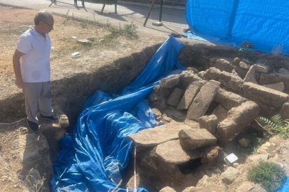 Tarihi mezarın üzeri çakıl taşlarıyla kapatılıp otopark görünümü verildi