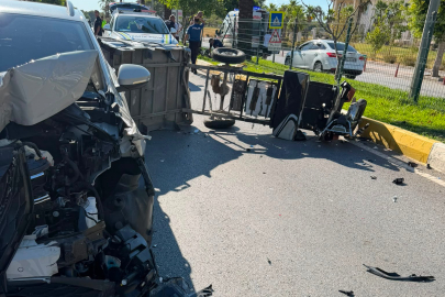 Otomobilin motosikletle çarpma anı güvenlik kamerasına yansıdı