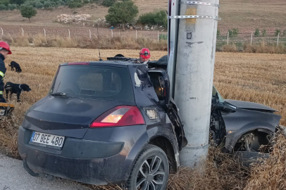 Kontrolden çıkarak elektrik direğine çarpan otomobilin genç sürücüsü yaralandı