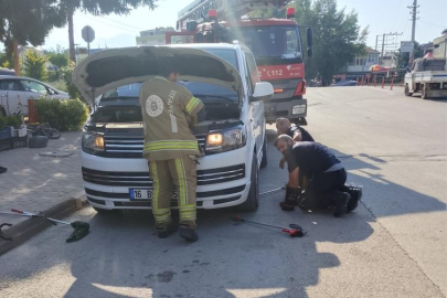 Minibüsün motoruna giren yılan itfaiye ekiplerini harekete geçirdi