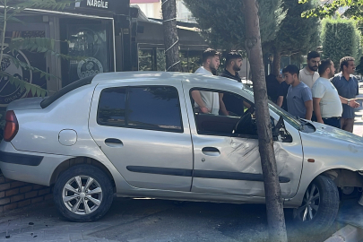Otomobil Virajı Alamayarak İş Yerine Daldı