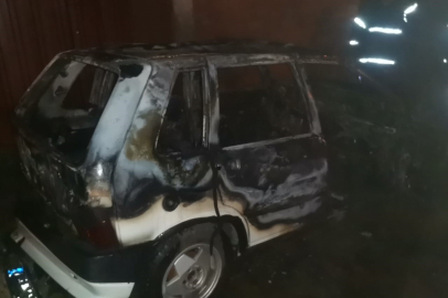 Park halindeki otomobil alev alev yandı