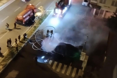 Alev alan elektrikli araç bomba gibi patladı
