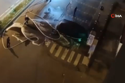 Alev alan elektrikli araç bomba gibi patladı... O anlar kamerada