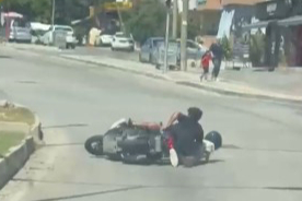 Yarışır gibi motosiklet sürdü, finişleri trafik ışıklarında kaza oldu