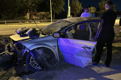 Ağaca çarpan otomobil ikiye bölündü, sürücü hafif sıyrıklarla kurtuldu