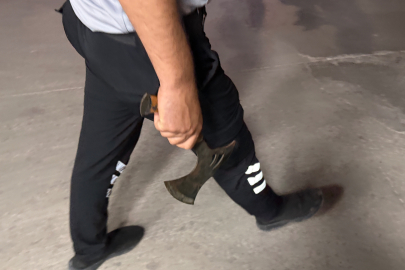 2 Grup Arasında Baltalı Kavga