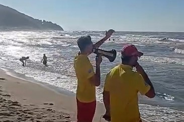 Dalgalara aldırış etmedi, cankurtaran ekiplerine zor anlar yaşattı