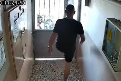 Kurye apartman kapısını tekmeleyerek açtı