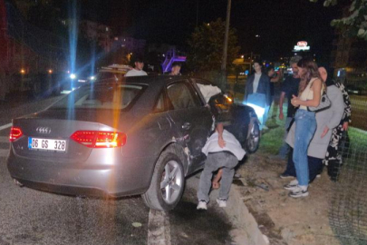 Kazadan kaçarken orta refüje çıkıp ağaca çarptı