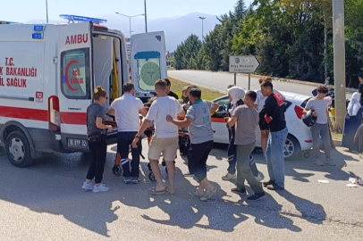 Otomobile çarpan motosiklet sürücüsü ağır yaralandı