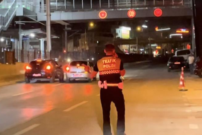 Polisin gözü önünde müşterinin otomobiliyle trafiği tehlikeye attı