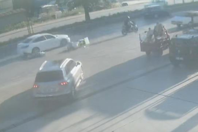 Direksiyon hakimiyetini kaybeden motosiklet otomobile çarptı