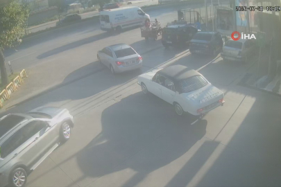 Direksiyon hakimiyetini kaybeden motosiklet otomobile çarptı