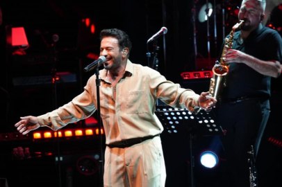 Emre Altuğ, Bursa Festivali’nde sahne aldı