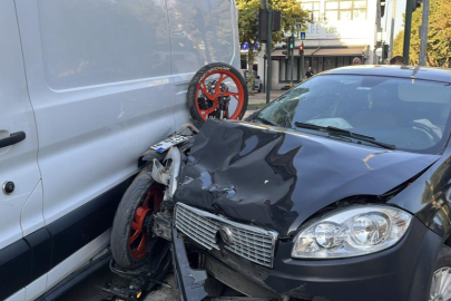 Otomobille çarpışan motosiklet iki araç arasında sıkıştı: 1 yaralı