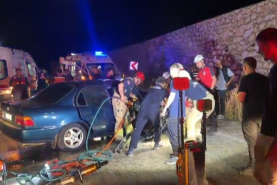 Bursa'da iki otomobil kafa kafaya çarpıştı: 5 yaralı, 2 ölü