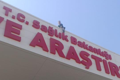 "Bütün gazeteciler gelsin" diyerek intihara kalkışan şahsı "Karpuz keselim gel" diyerek çatıdan indirdiler