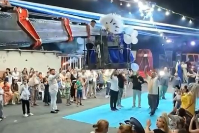 Gelin ile damat sahneye vinçle indi