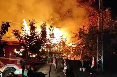 Gece Yarısı Çıkan Yangında İki Ev Küle Döndü