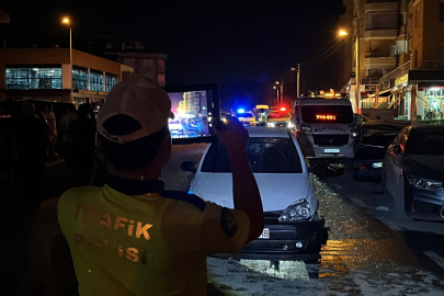 İki otomobilin çarpıştığı kaza güvenlik kamerasına yansıdı