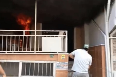 4 katlı evin giriş katında çıkan yangına ilk müdahaleyi vatandaşlar yaptı