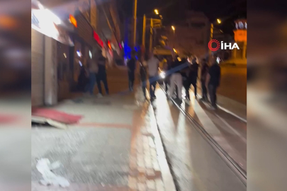 Gece kulübünden çıkıp kavgaya böyle tutuştular… Ayakta zor durdular