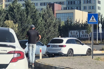 Bir eli kulakta, bir eli gidonda e-skuter yolculuğu kamerada