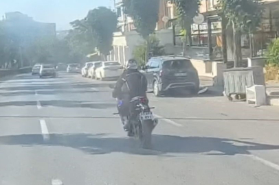 Trafiğin ortasında iki elini birden bırakarak ilerledi
