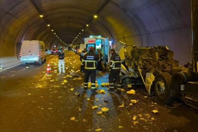 Kamyona çarpan tırın kupası dorseden ayrıldı: 1 ağır yaralı