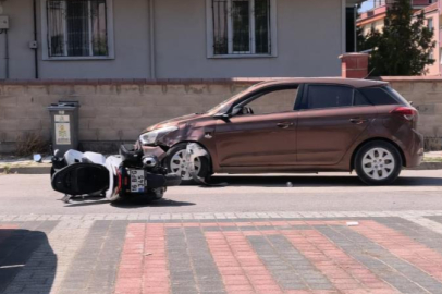 Otomobil motosikletle çarpıştı: 2'si çocuk 3 yaralı