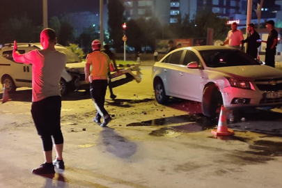 İki Otomobil Çarpıştı: 2 Yaralı