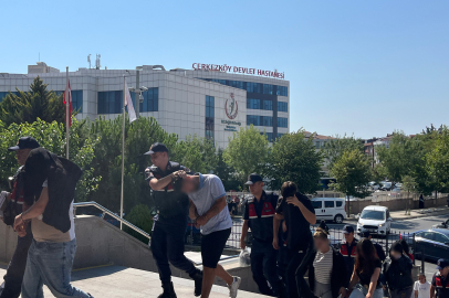 Arkadaşının eşiyle ilişki yaşayan kişiye kadın kıyafeti giydirip şantaj yapan şüpheliler yakalandı