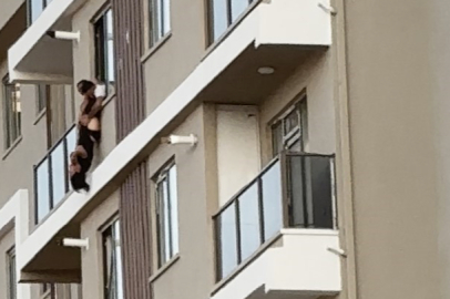 Camdan aşağıya atlamak isteyen genç kadın yürekleri ağza getirdi
