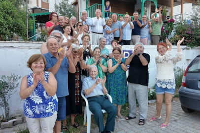 Asrı geride bıraktı, 101 yaşına komşularının alkışlarıyla girdi