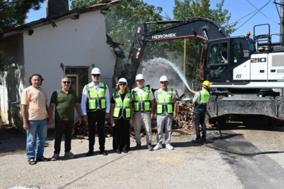 Karacabey'de metruk okul lojmanı yıkıldı