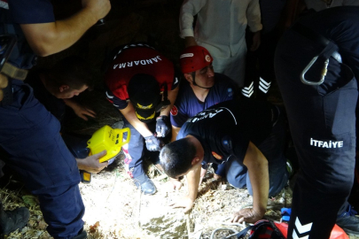 6 metre derinlik, 40 santimetre genişlikteki kuyuya giren itfaiye eri, halatla bağladığı çocuğu yukarı gönderdi