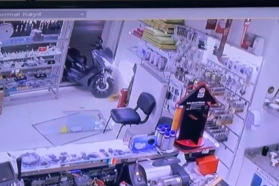 Motosikletin dükkana girdiği kaza arbedeyle bitti